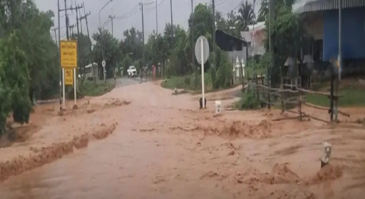 อ่วม! เพชรบูรณ์ฝนตกหนัก น้ำป่าไหลทะลักท่วม ชาวบ้านเก็บของขึ้นที่สูง รถเล็กสัญจรไม่ได้